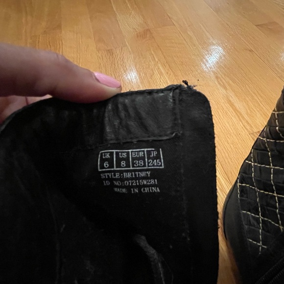 Cute ankle booties!! - Picture 3 of 3